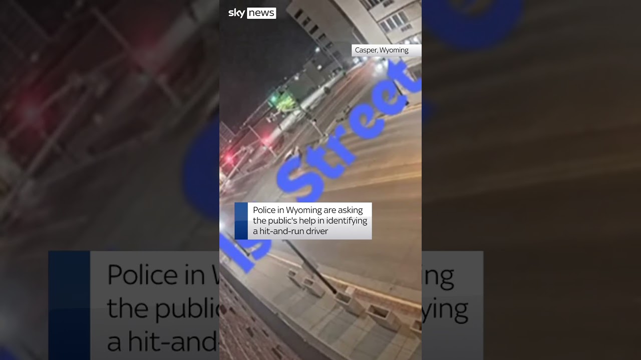 Driver flees after crashing into lamp post in Wyoming