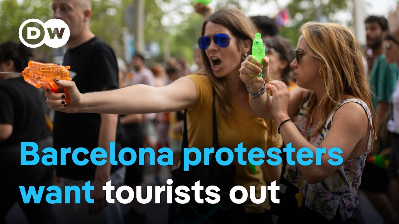 Barcelona: Protesters squirt water pistols at foreigners in attempt to reclaim their city | DW News
