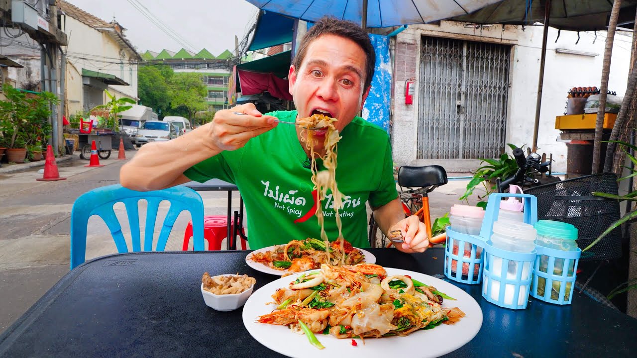 Thai Street Food – 5 MUST EAT Thai Fried Noodles in Bangkok!! 🇹🇭