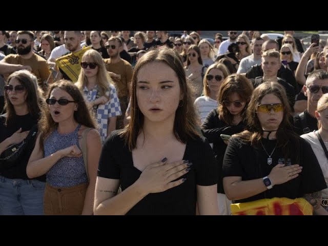 Thousands of Ukrainians honour soldiers killed in prison blast and urge government to free prisoners