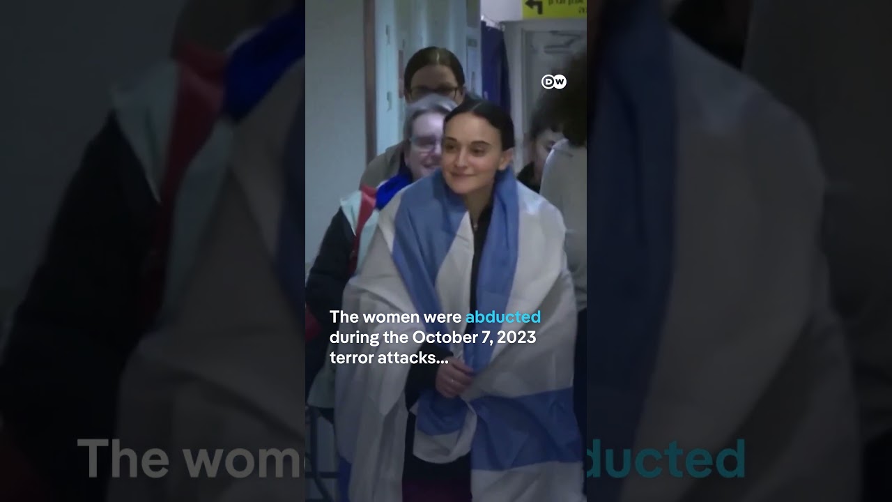 Freed Israeli hostages cry as they hug loved ones for the first time | DW News