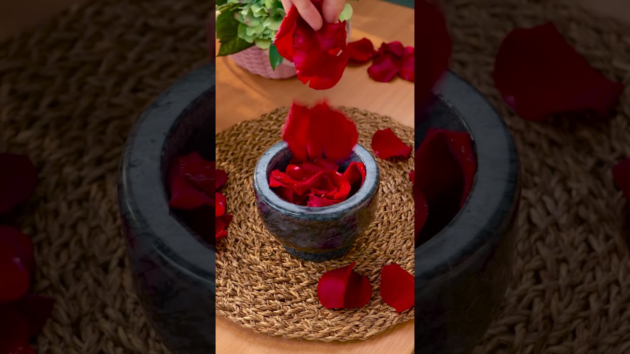 She made natural lipstick out of flowers🌹 #diy #makeup #natural #shorts