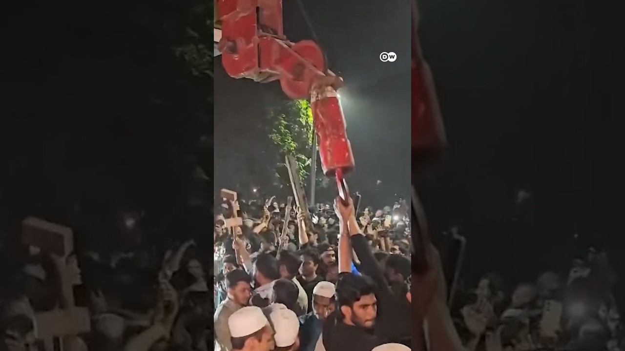 “Bulldozer Procession” protest in Bangladesh | DW News