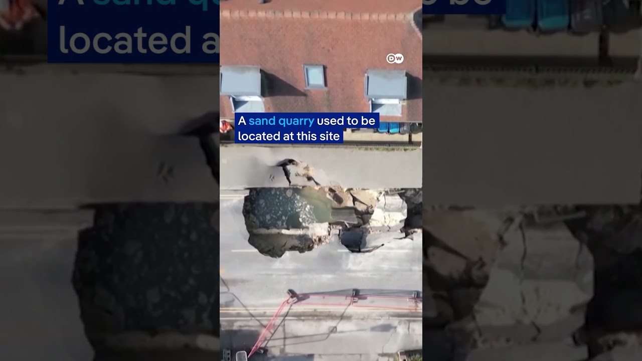 Large sinkhole appears in England | DW News