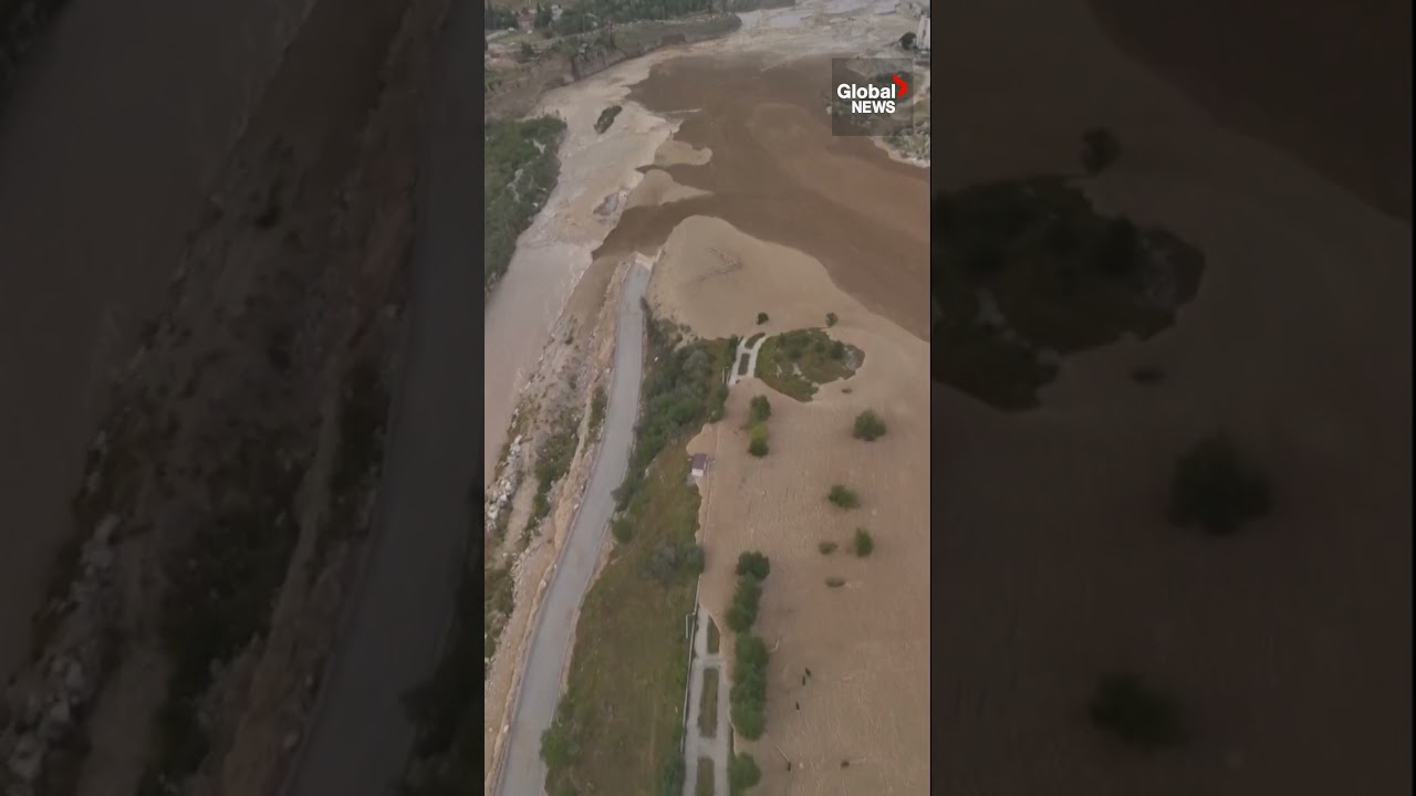 Mudslide sweeps through Russian town, forcing hundreds to evacuate