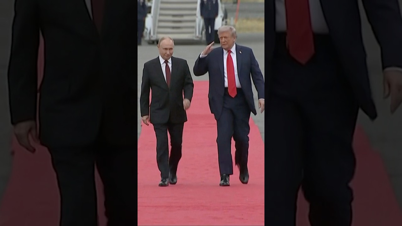 #Trump welcomes #Putin with a handshake in Alaska #russia