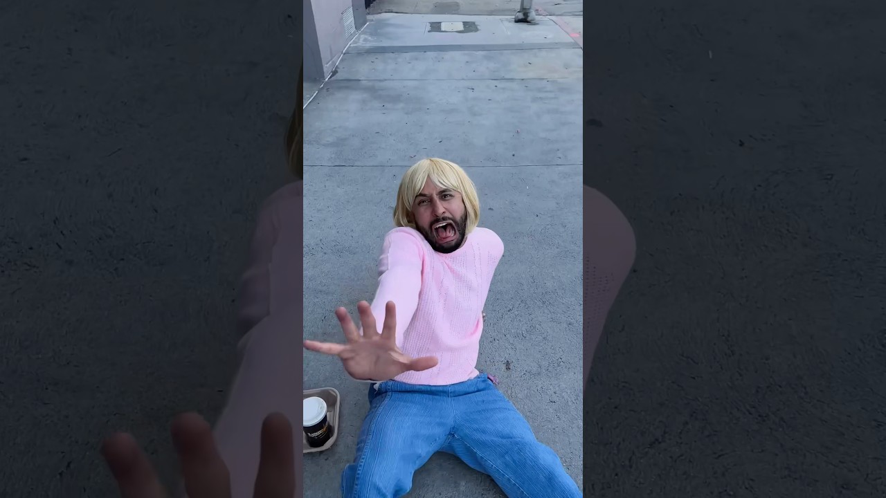 Girls in horror movies 🍿