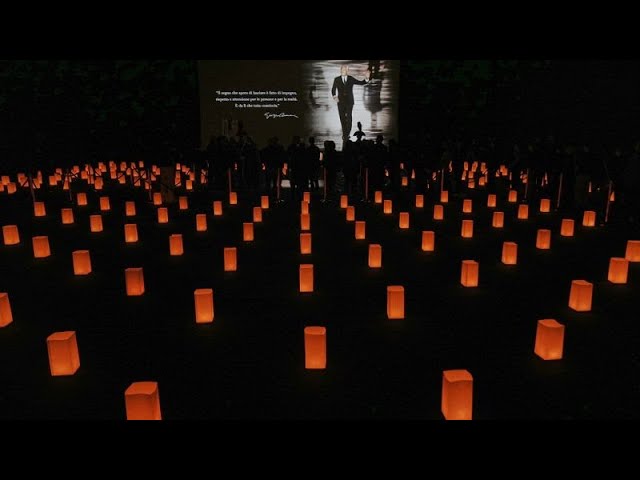 Last farewell to Giorgio Armani: hundreds of people and VIPs at the funeral home