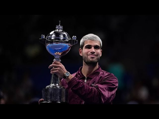 Did Carlos Alcaraz dedicate an empty seat and golden plaque to Charlie Kirk?