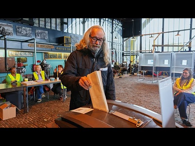 First results show neck-and-neck finish between liberals and far right in Dutch general election