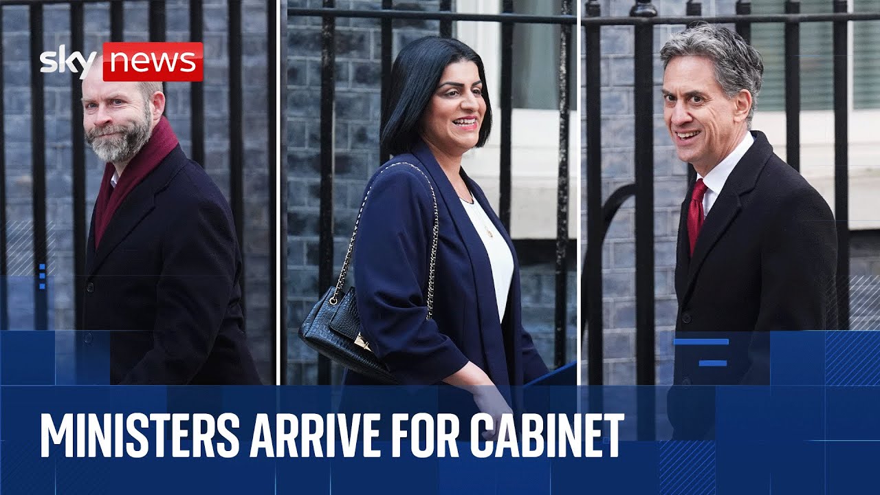 Govt ministers arrive on Downing Street for the budget