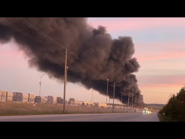 LIVE NOW: plane crash, massive explosions outside airport in Louisville