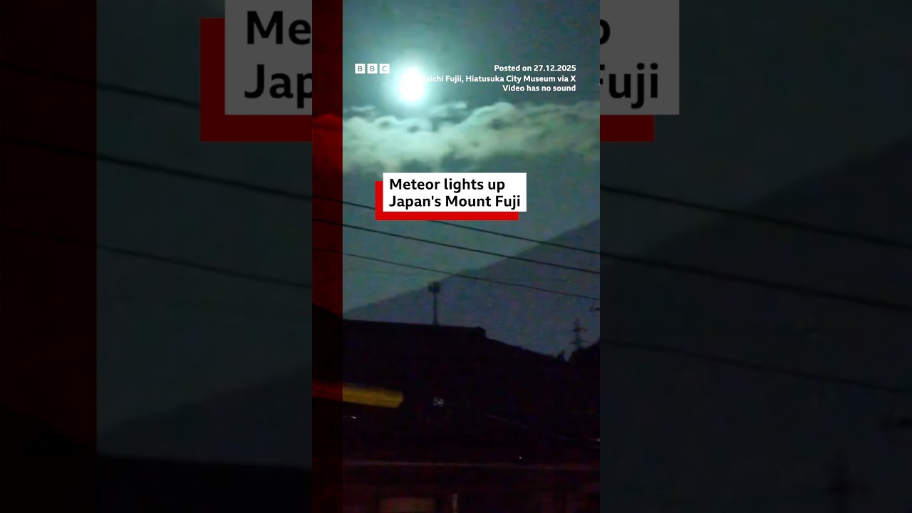 Meteor lights up Japan’s Mount Fuji. #Japan #MountFuji #BBCNews