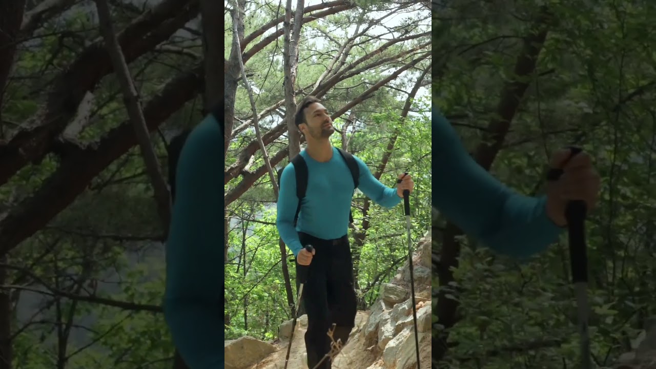 Do hiking poles improve walking? #nordicwalking #seniorfitness #hikingsticks #elderly #physiotherapy