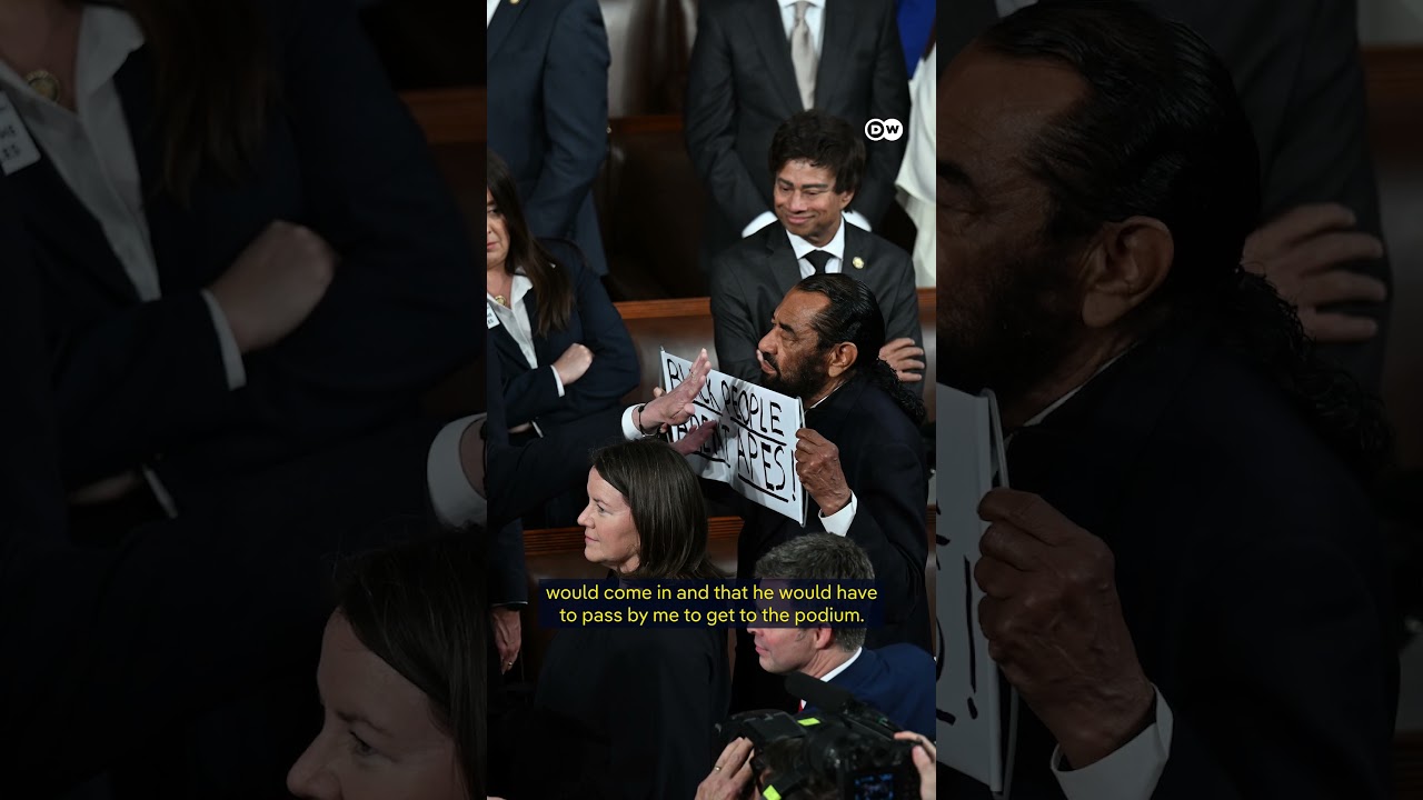 Rep. Al Green removed from Trump’s State of the Union address over ‘apes’ protest sign | DW News