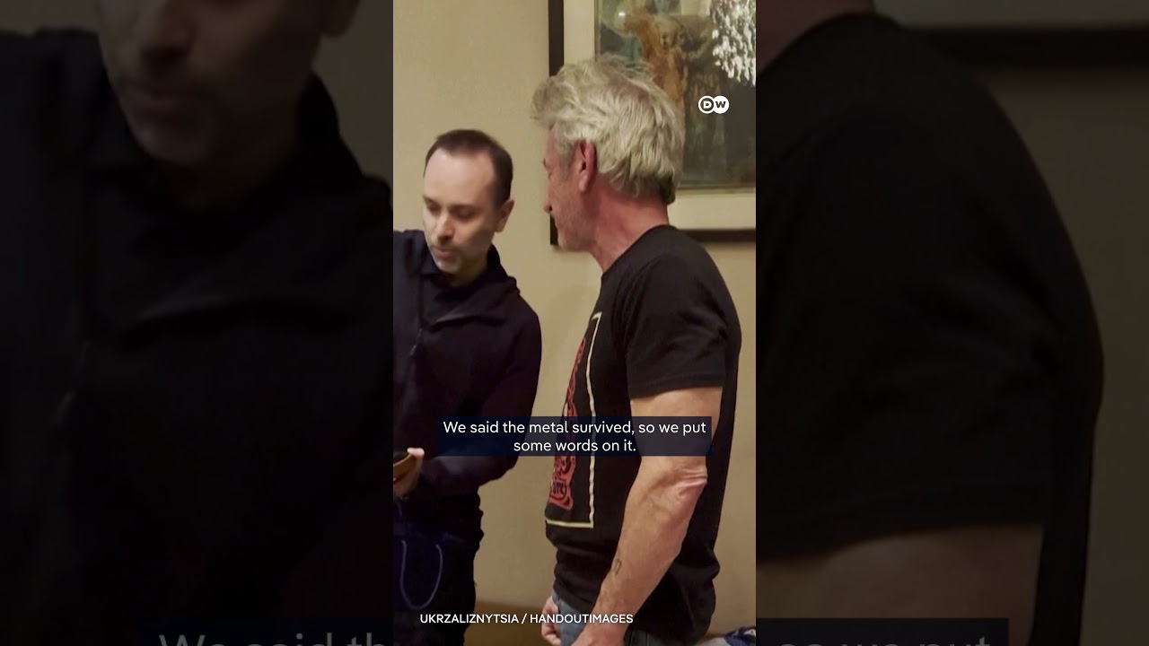 Sean Penn Receives an “Oscar” in Ukraine | DW News