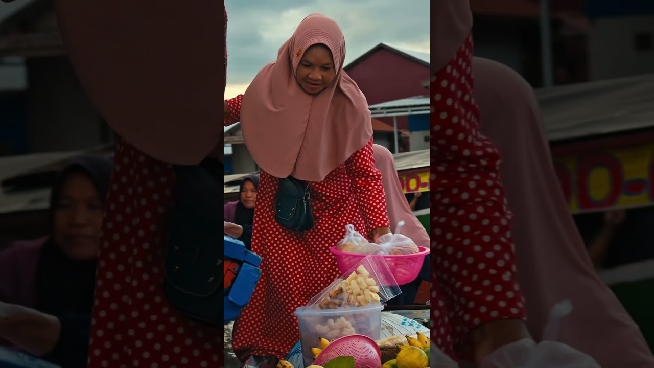 Indonesian Floating Market!! 🇮🇩