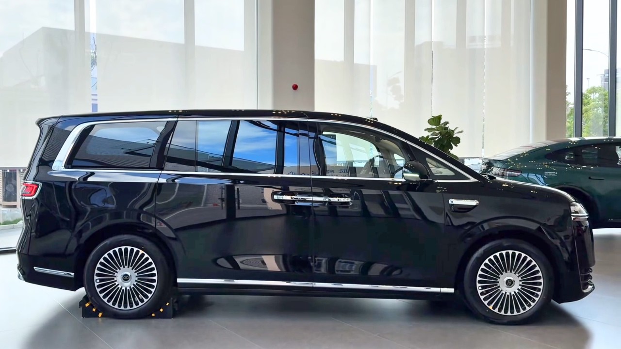 2026 Luxeed V9. Huawei $60K Luxury MPV First Look.