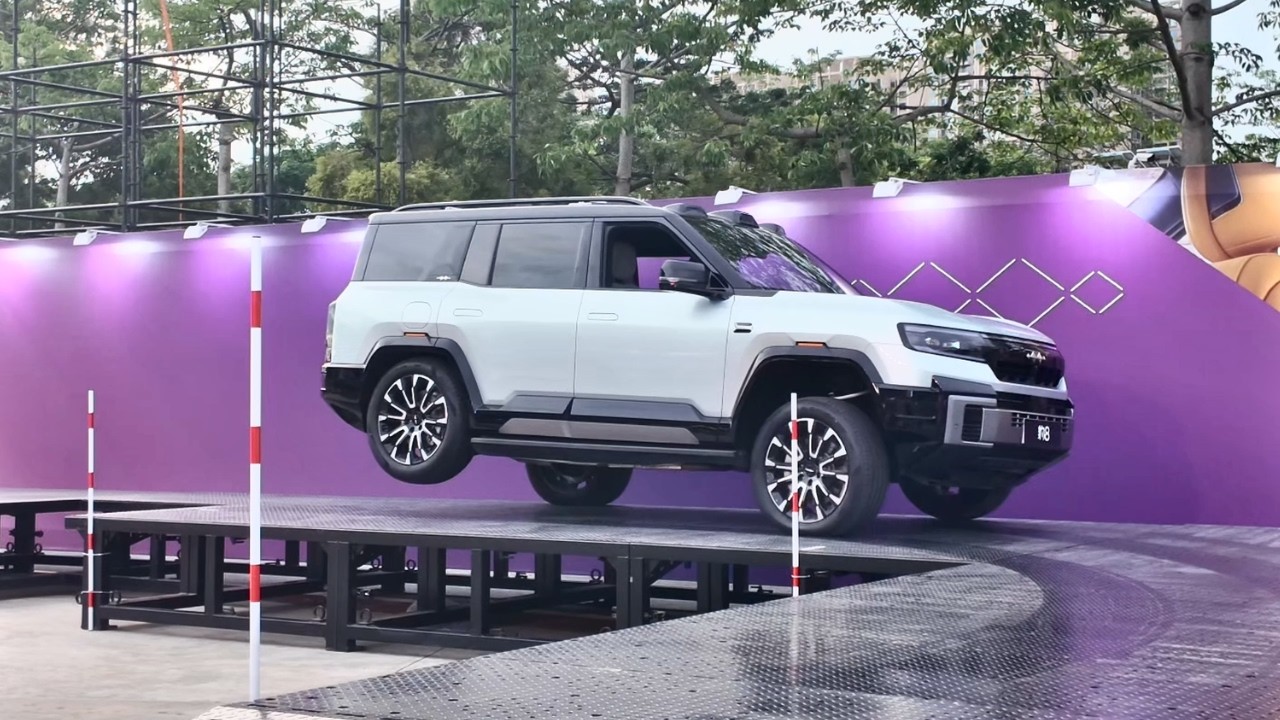 BYD Just Built a Car That Doesn’t Need 4 Wheels 🤯 BYD Bao 8 Shocking Demonstration