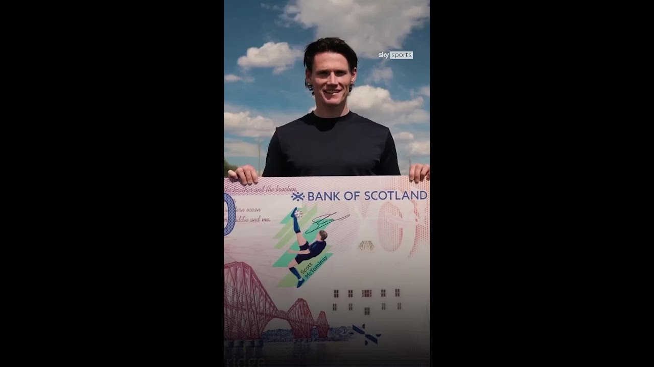 Scott McTominay reacts to having his bicycle kick honoured by the Bank of Scotland on a £20 note 🤩