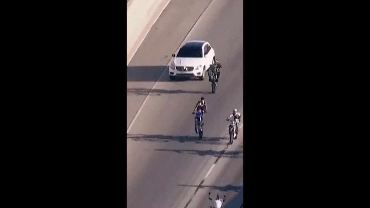 Driver weaves through traffic during high-speed chase