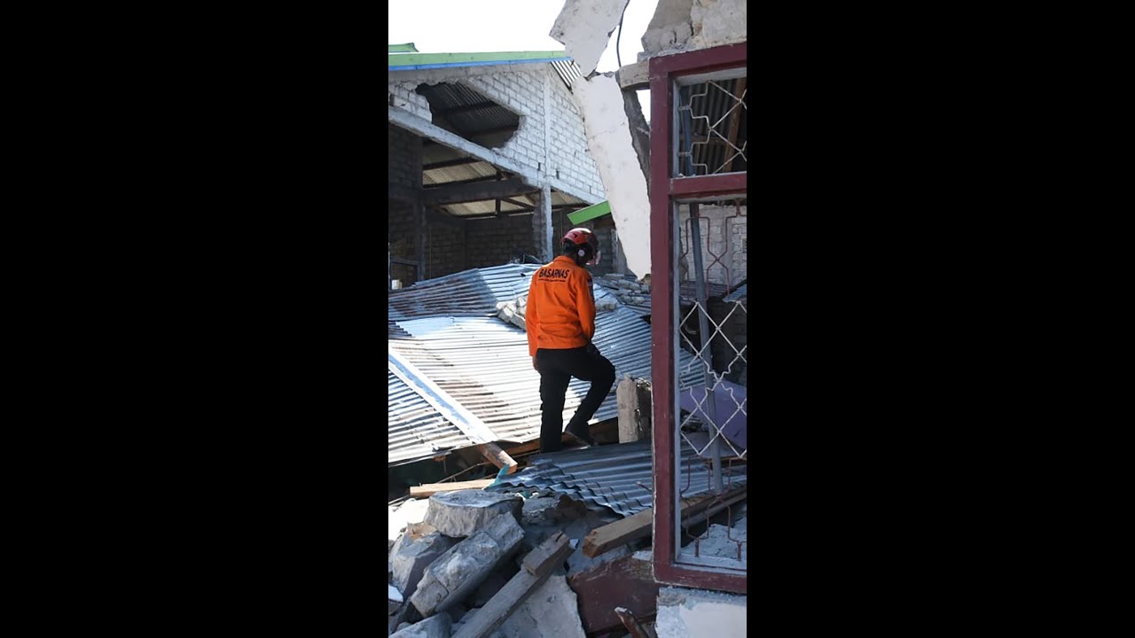 Rescuers search for victims of powerful Indonesia earthquake