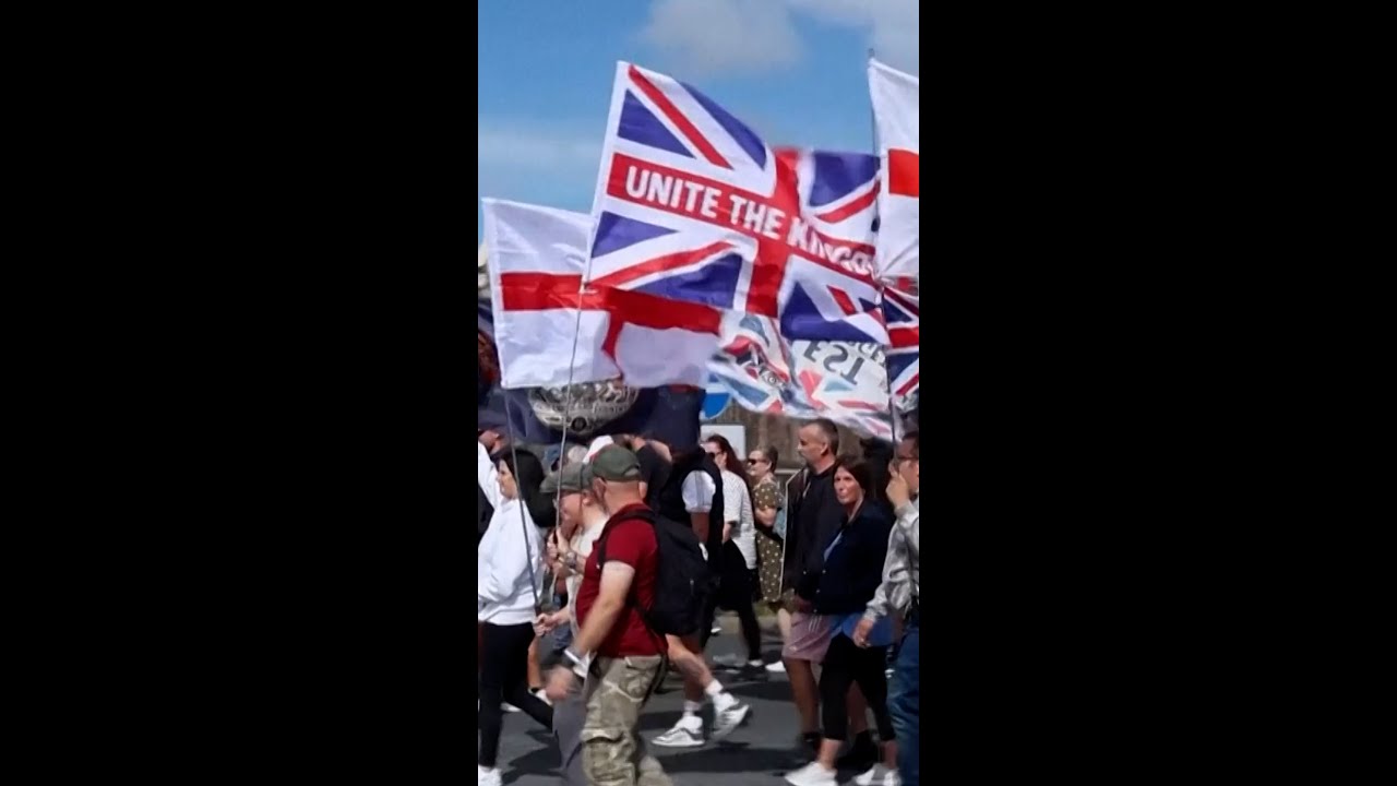 Dueling immigration protests break out in U.K.
