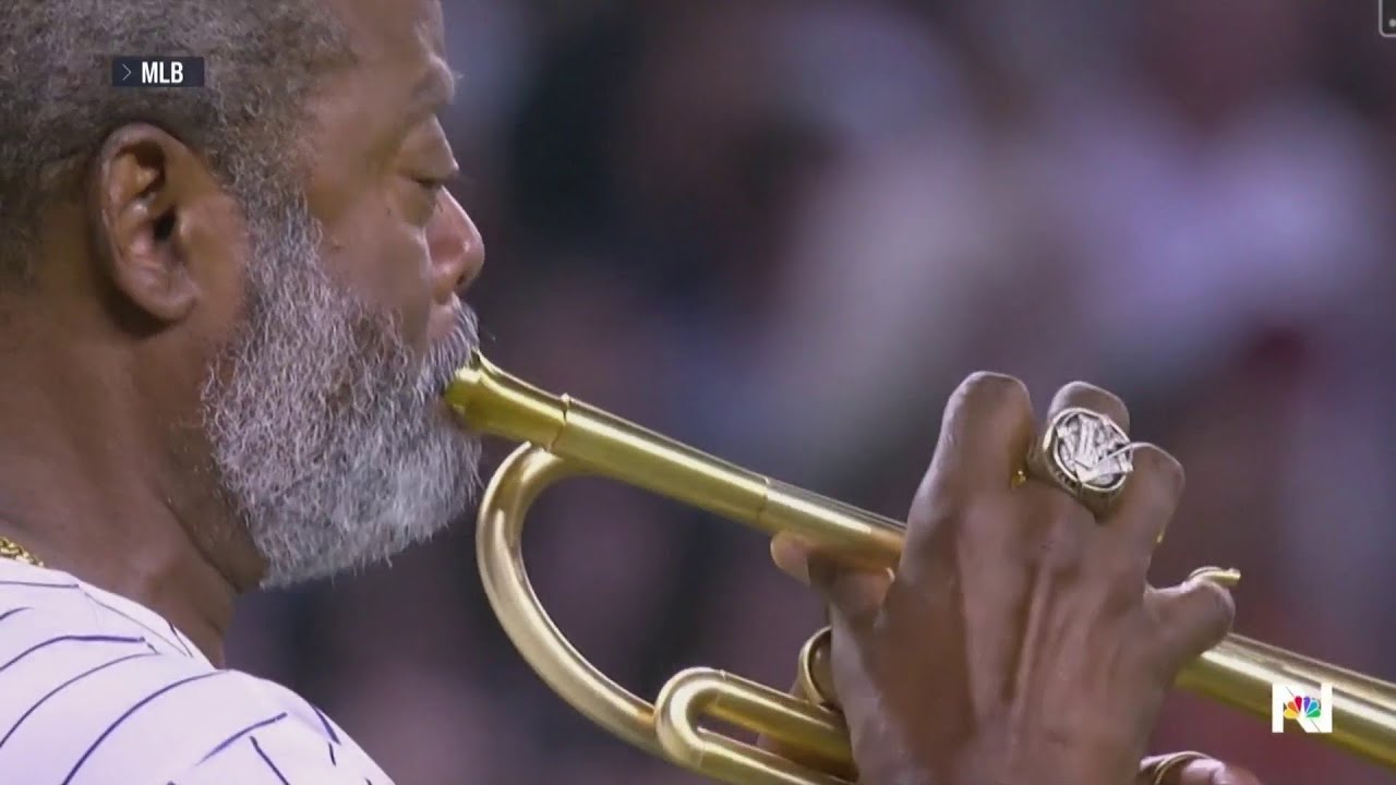 Good News: Trumpet player sings National Anthem after horn malfunction