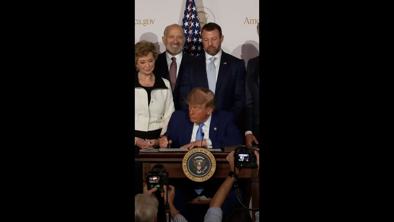 Trump signs executive order for AI-powered government website