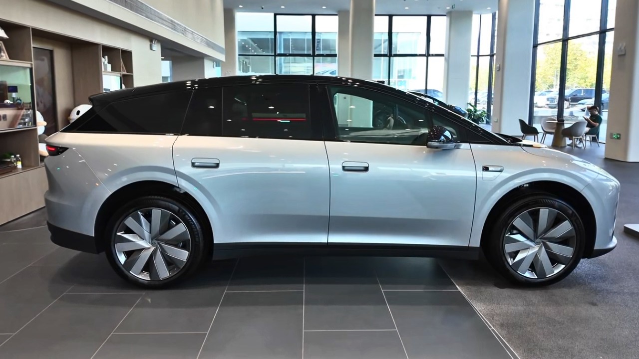 2026 Li Auto i6: 780km Range, 5C Charging, & Dual Screens!