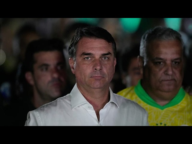 Flavio Bolsonaro arrives in Miami after fleeing Brazil